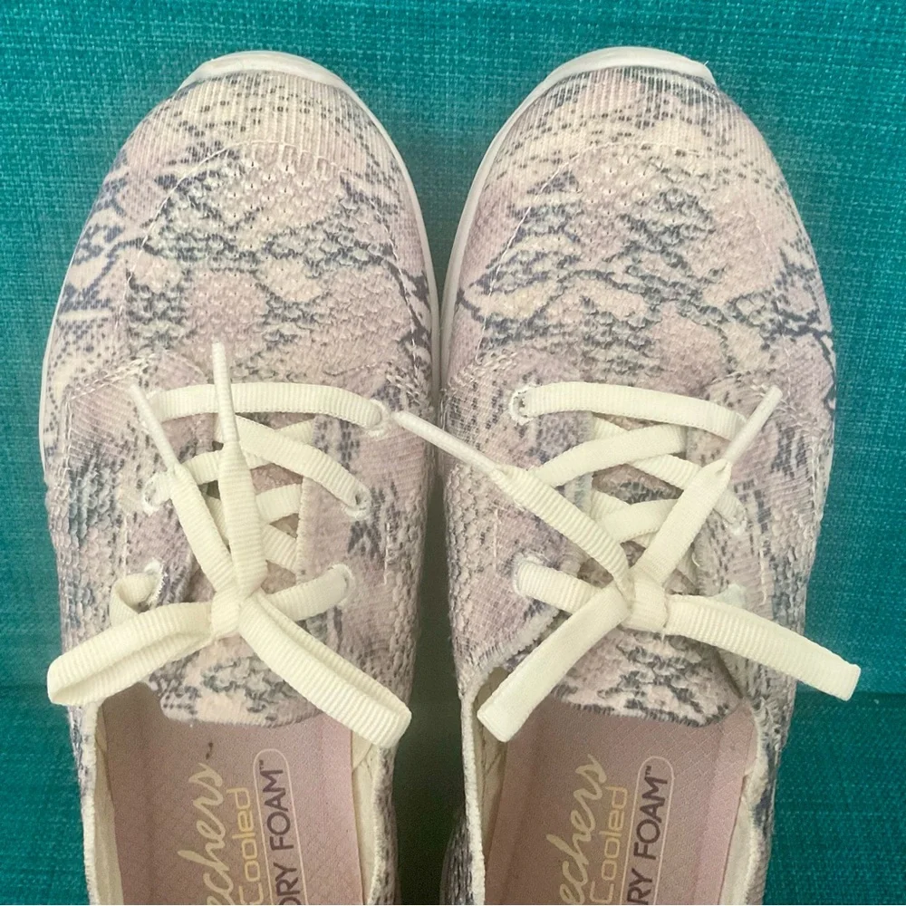 Women’s Sketchers Mem/Foam Fit Sneaker Cream/Pink/Grey Snake Pattern Slip On 5.5